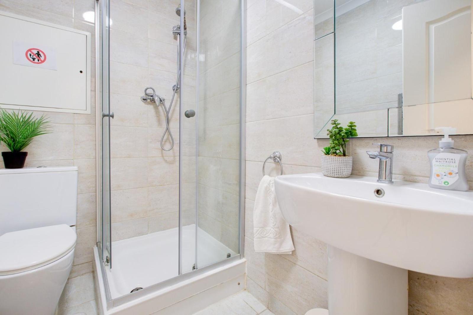 Central 4-Bedroom Gem Stylish & Walk-Able To Everything * Londra