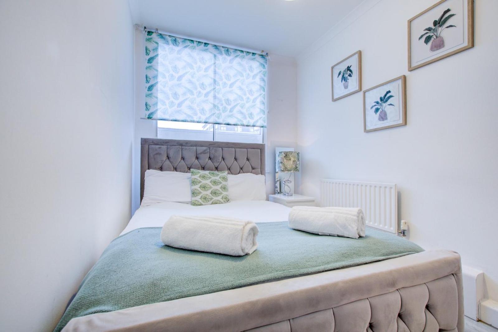 Appartamento Central 4-Bedroom Gem Stylish & Walk-Able To Everything Londra