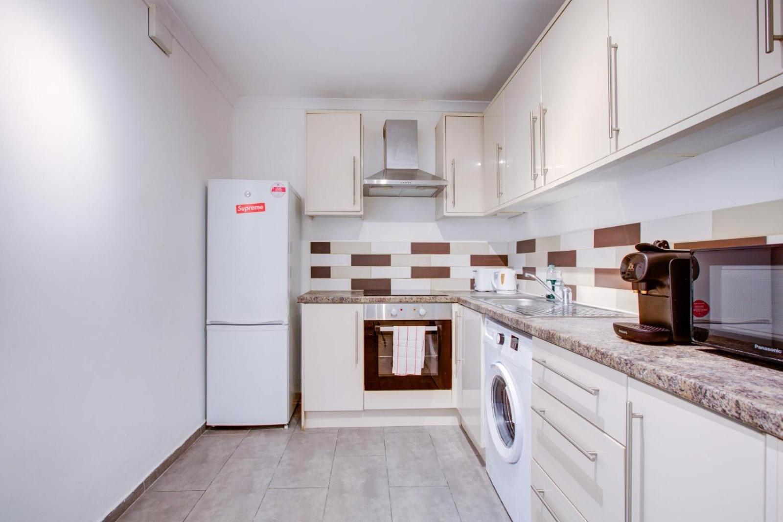Central 4-Bedroom Gem Stylish & Walk-Able To Everything * Londra