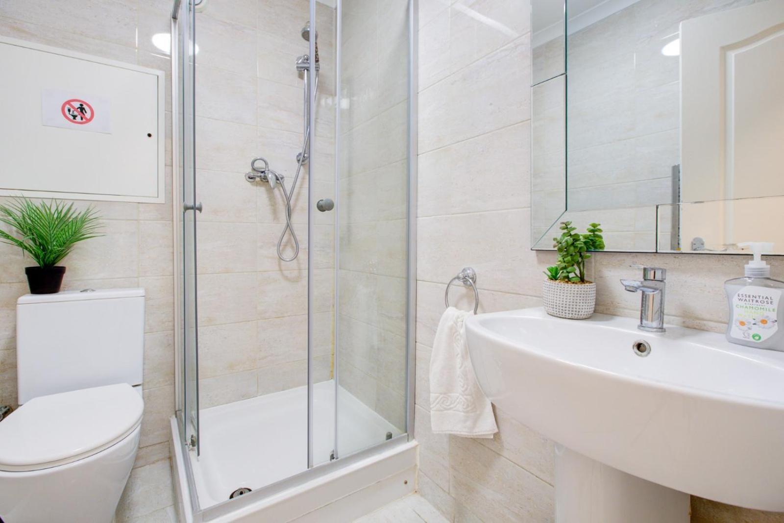 Central 4-Bedroom Gem Stylish & Walk-Able To Everything * Londra