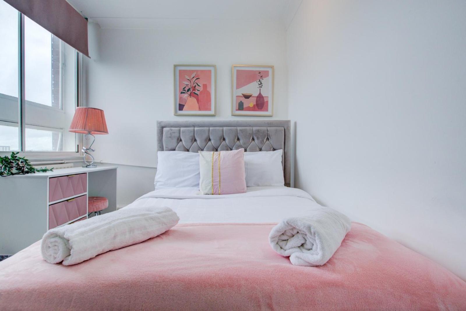 Central 4-Bedroom Gem Stylish & Walk-Able To Everything Appartamento Londra