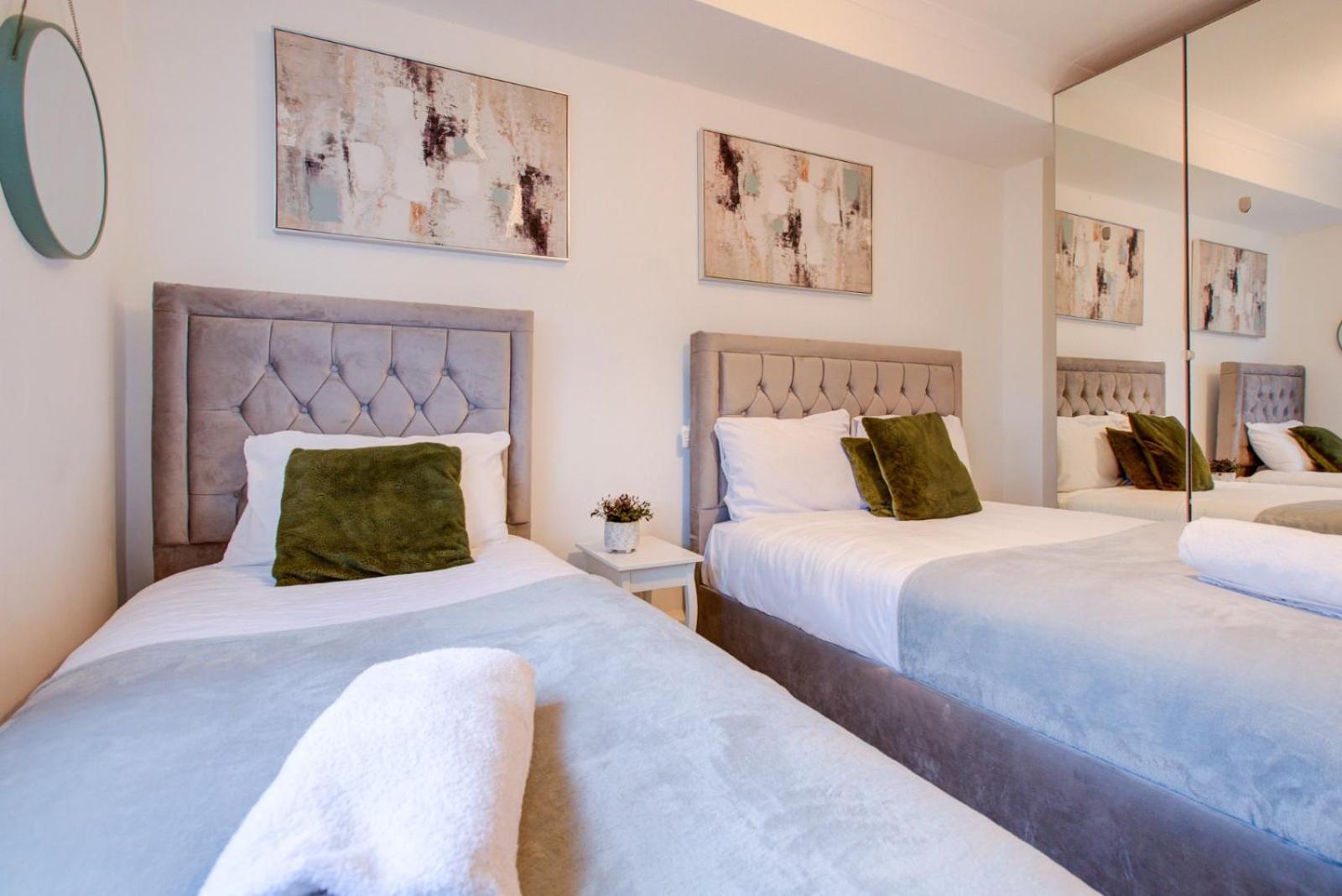 Central 4-Bedroom Gem Stylish & Walk-Able To Everything Londra