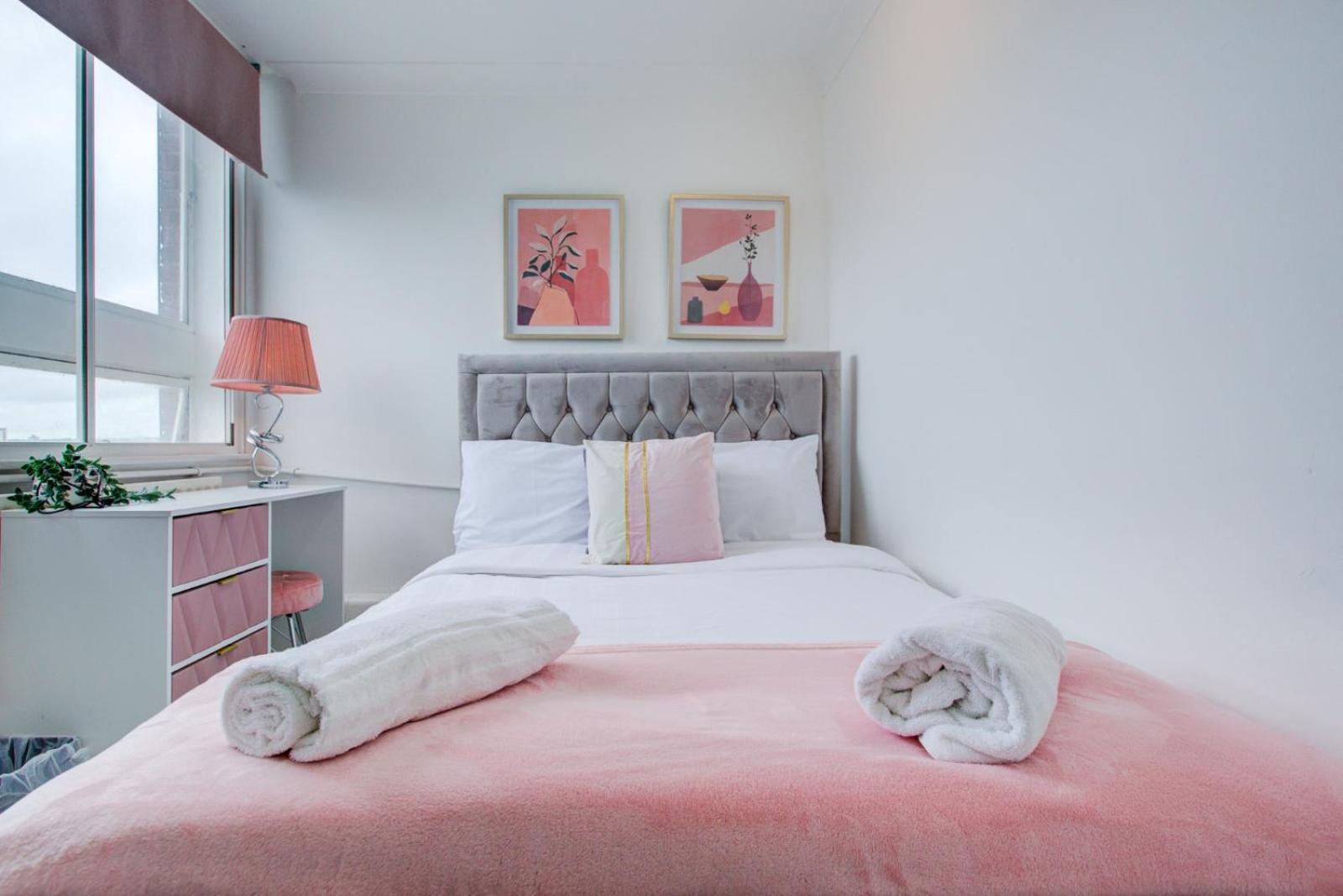Central 4-Bedroom Gem Stylish & Walk-Able To Everything Appartamento